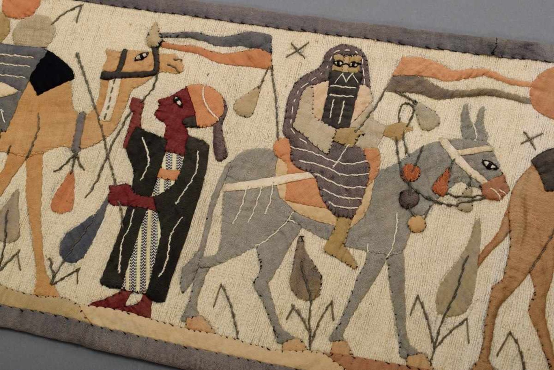 Ägyptischer Textil Wandbehang "Karawane", Baumwolle, um 1920, 23x73cm, etwas ausgeblichenEgyptian - Bild 2 aus 3