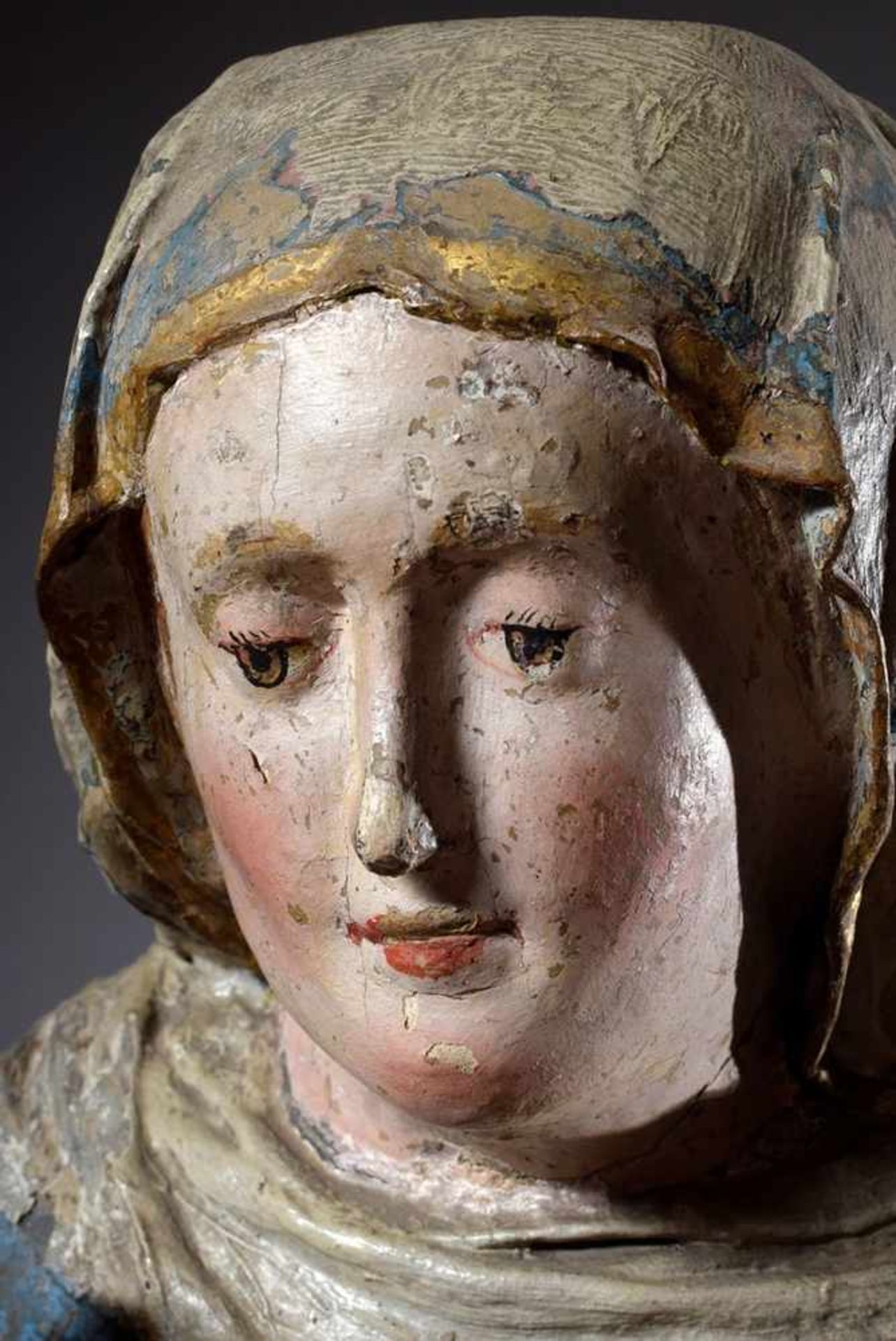 Spätgotische Skulptur "Heilige Anna Selbdritt", Lindenholz geschnitzt mit Originalfassung, Haube z. - Bild 5 aus 7