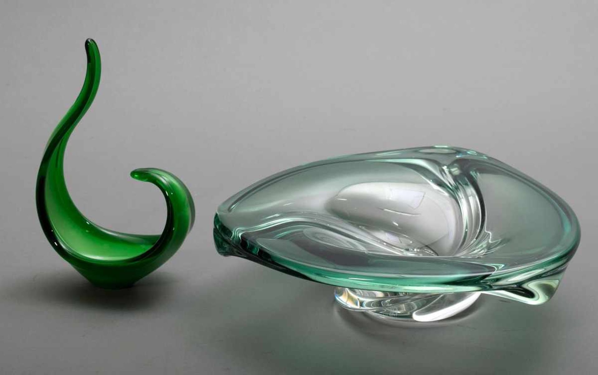 2 Diverse organisch geformte Midcentury Glasobjekte: grüne Val St. Lambert Schale (Ø 32cm) mit - Image 2 of 4