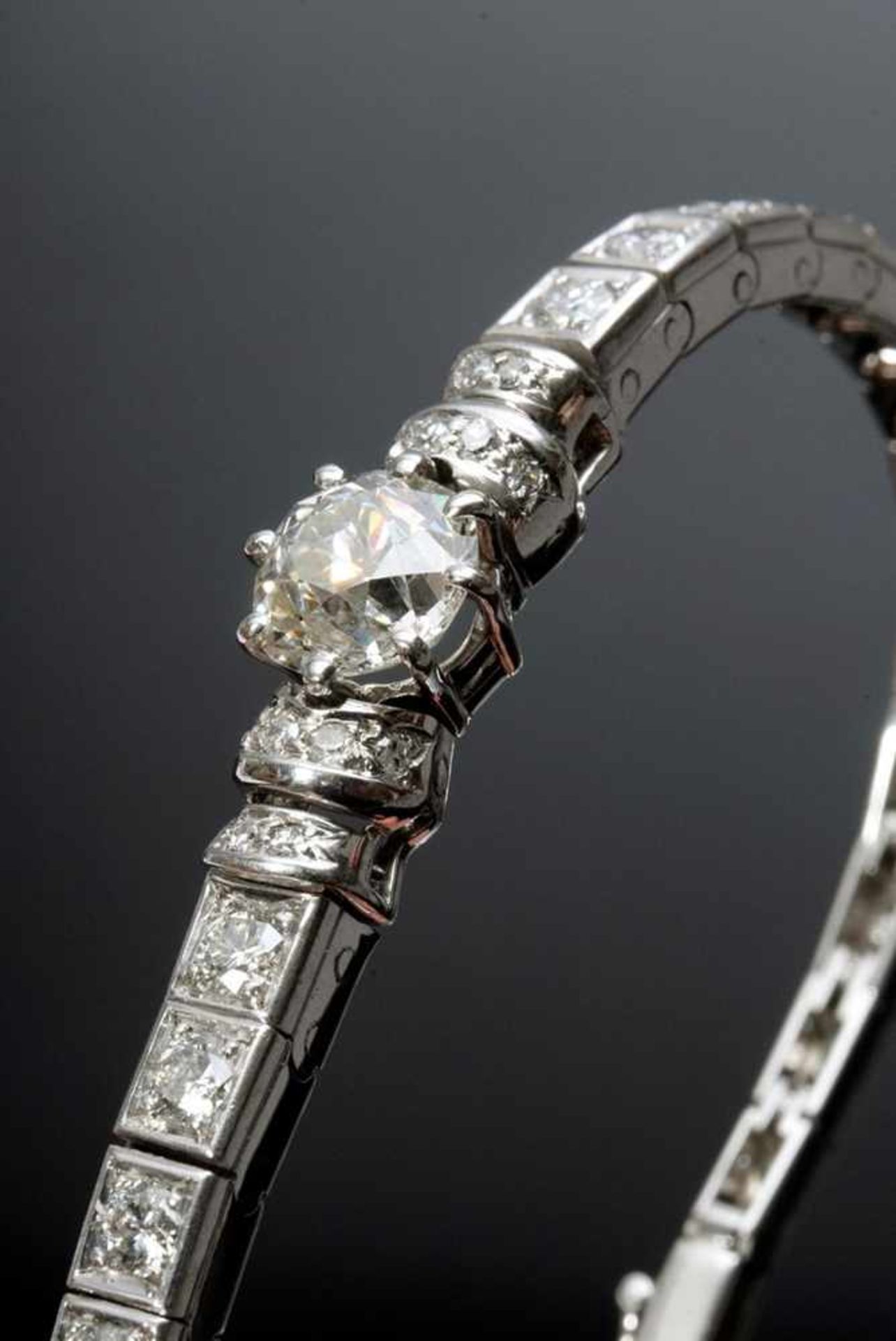 WG 750 Armband mit mittigem Altschliffdiamant (ca. 1,96ct/P1/TCR) auf Riviereband mit Brillanten und - Bild 2 aus 2