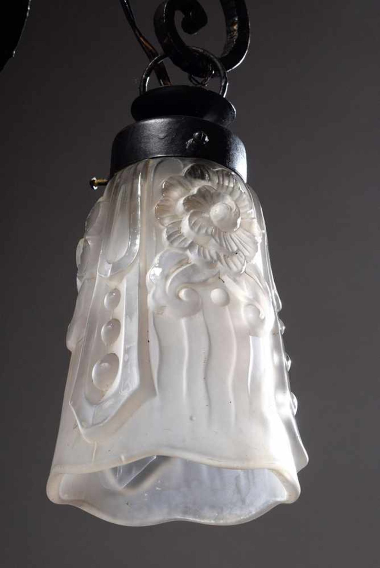 Art Deco Deckenlampe mit satinierten Pressglas Kuppeln in Schmiedeeisengestell, Frankreich um 1920/ - Image 4 of 4