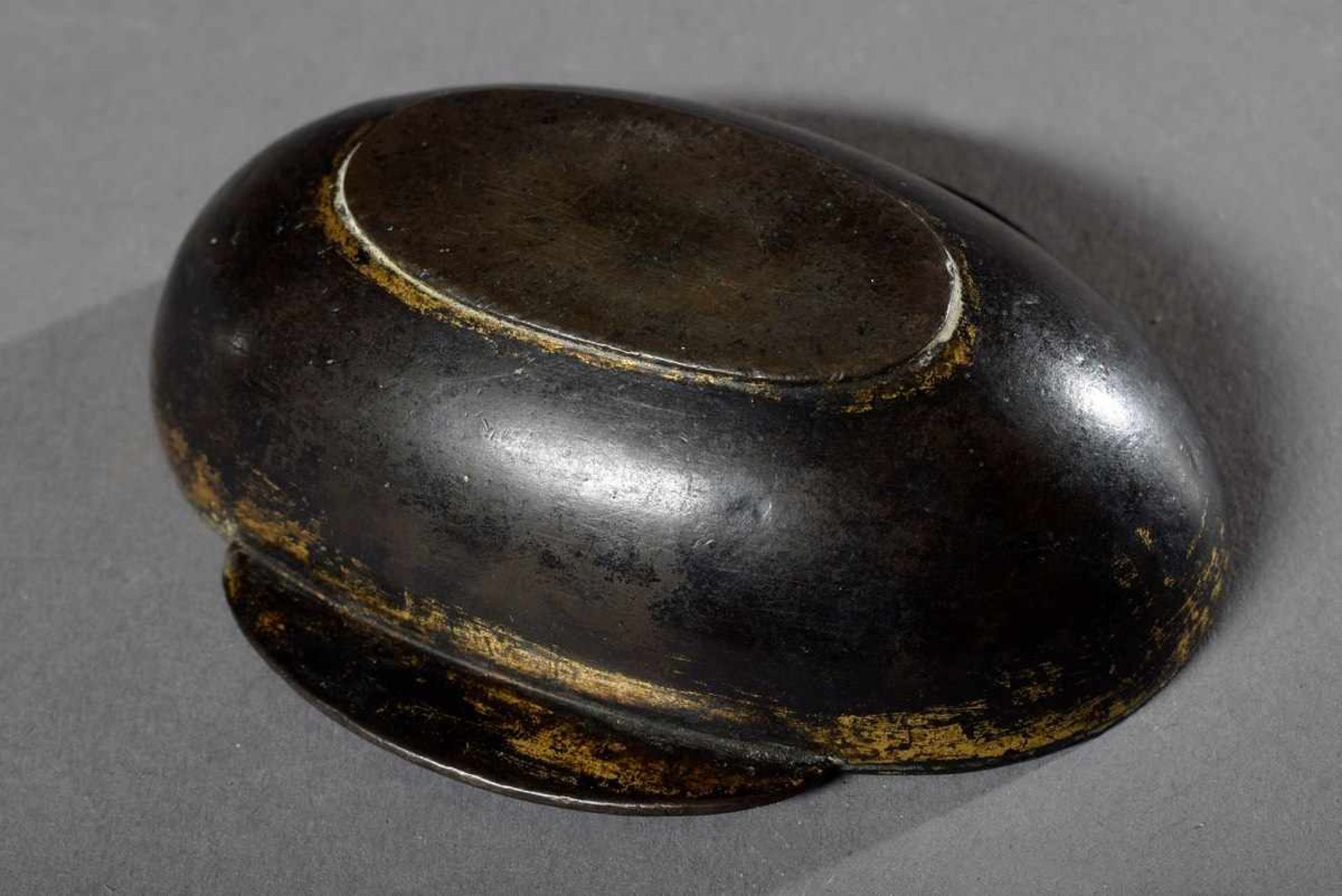 Ovale chinesische Bronze Ohrenschale mit seitlichen Griffen und Resten von Vergoldung im Han-Stil, - Bild 2 aus 3