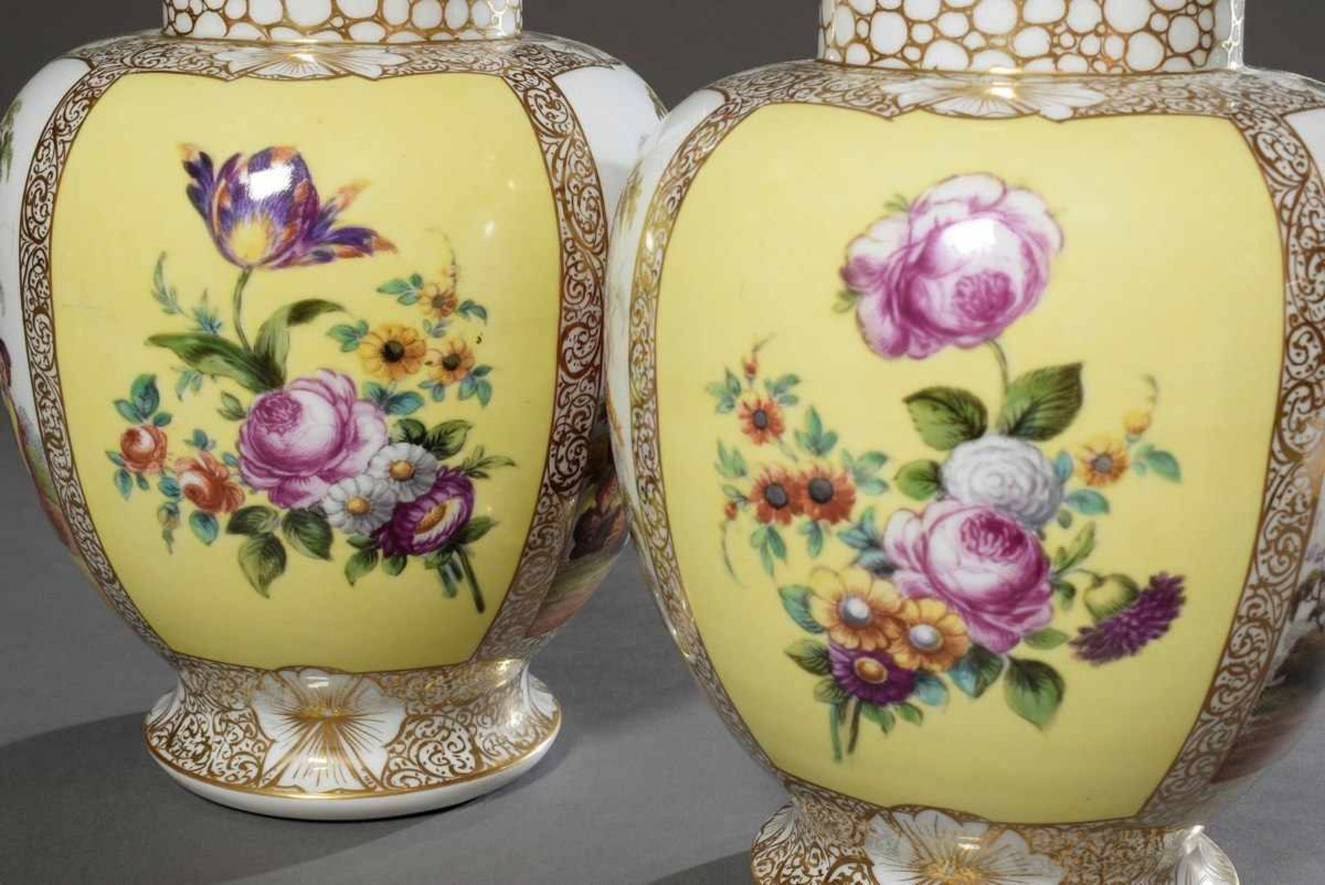 Paar große Dresden Porzellan Deckelvasen, farbig bemalt mit "Watteauszenen" und "Blumenbouquets" auf - Bild 4 aus 7
