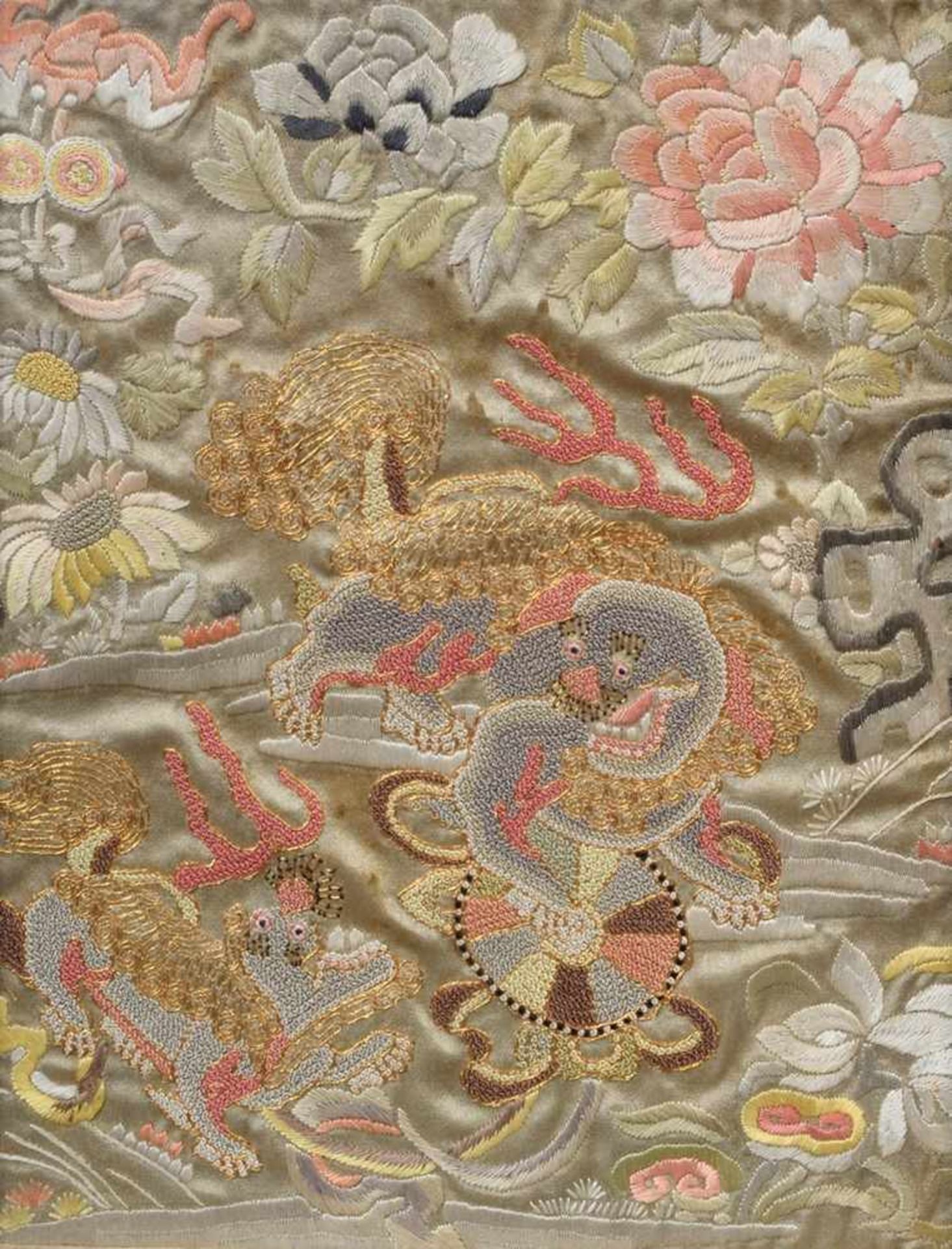 2 Diverse Stickereien „Fo Löwen“ und „Blumenvasen“ auf Seide, China um 1900, 27x20,5cm (m.R. 35x28, - Bild 2 aus 5
