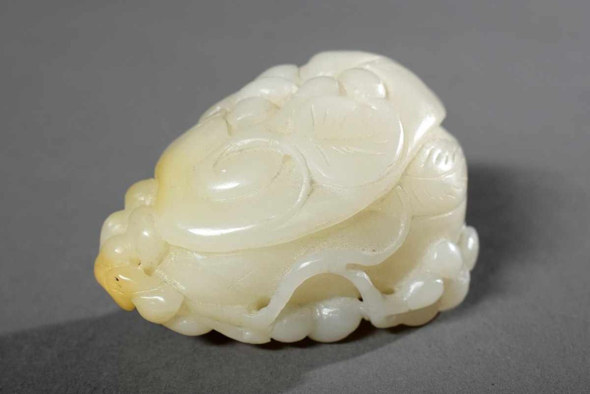 Chinesische Jadeschnitzerei „Frucht“, weiß/gelb, L. 6cmChinese jade "fruit", white/yellow, l. 6cm- - - Bild 4 aus 4