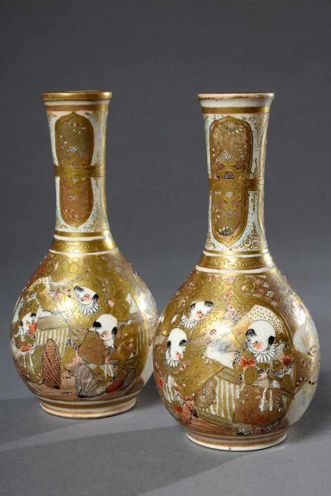 Paar Satsuma Vasen mit schlankem Hals und feiner Bemalung „Kinder und Blumen“, Japan um 1900, H.