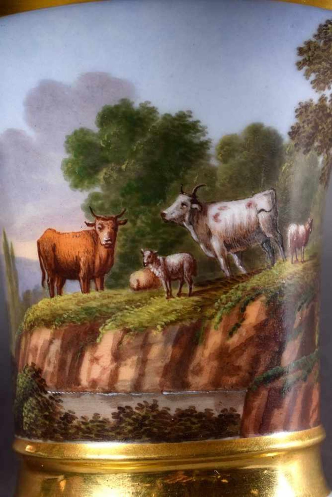 2 Diverse Teile Porzellan mit lupenfeinen Ansichten: Teller "Flusslandschaft" und Tasse "Viehherde - Bild 4 aus 7