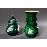 2 Diverse Teile Keramik mit expressionistischem Reliefdekor auf grünem Fond: Vase (sign. "R.Lau.23",