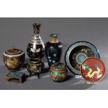 8 Diverse Teile Cloisonné Objekte in verschiedenen Mustern: 2 Vasen, 2 Deckeldosen, Koro, Japan um