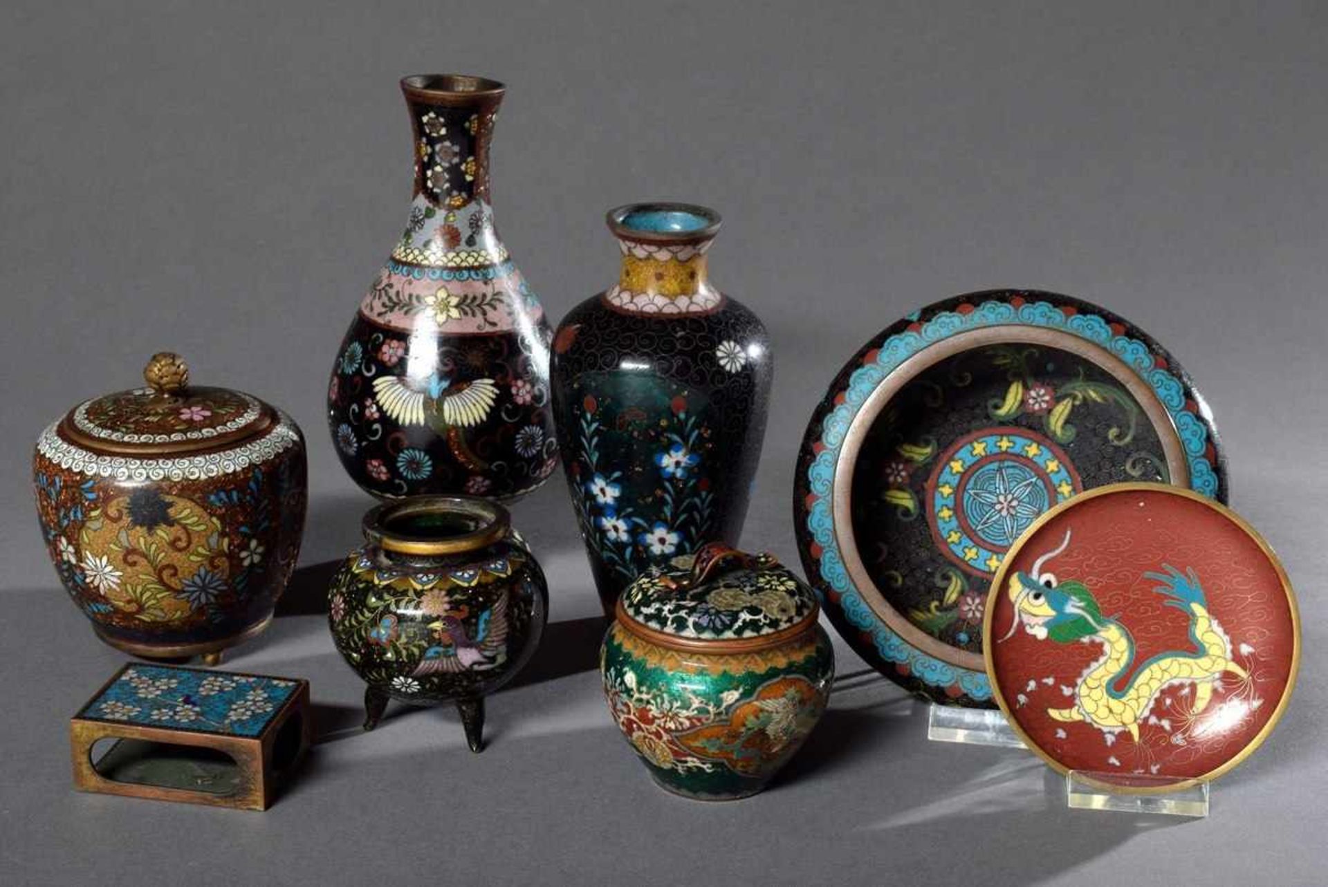 8 Diverse Teile Cloisonné Objekte in verschiedenen Mustern: 2 Vasen, 2 Deckeldosen, Koro, Japan um