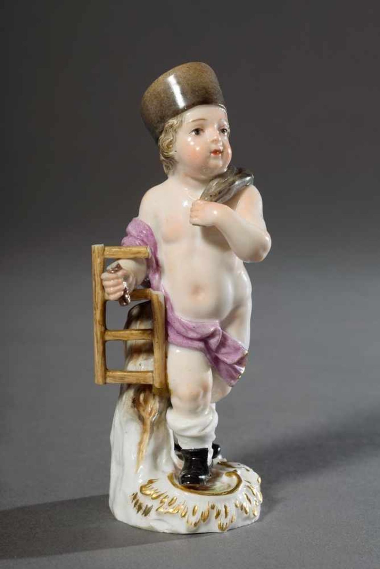 Meissen Porzellan Figur "Putto als Schornsteinfeger", farbig bemalt, Modellnr. 8, um 1900, H. 10,