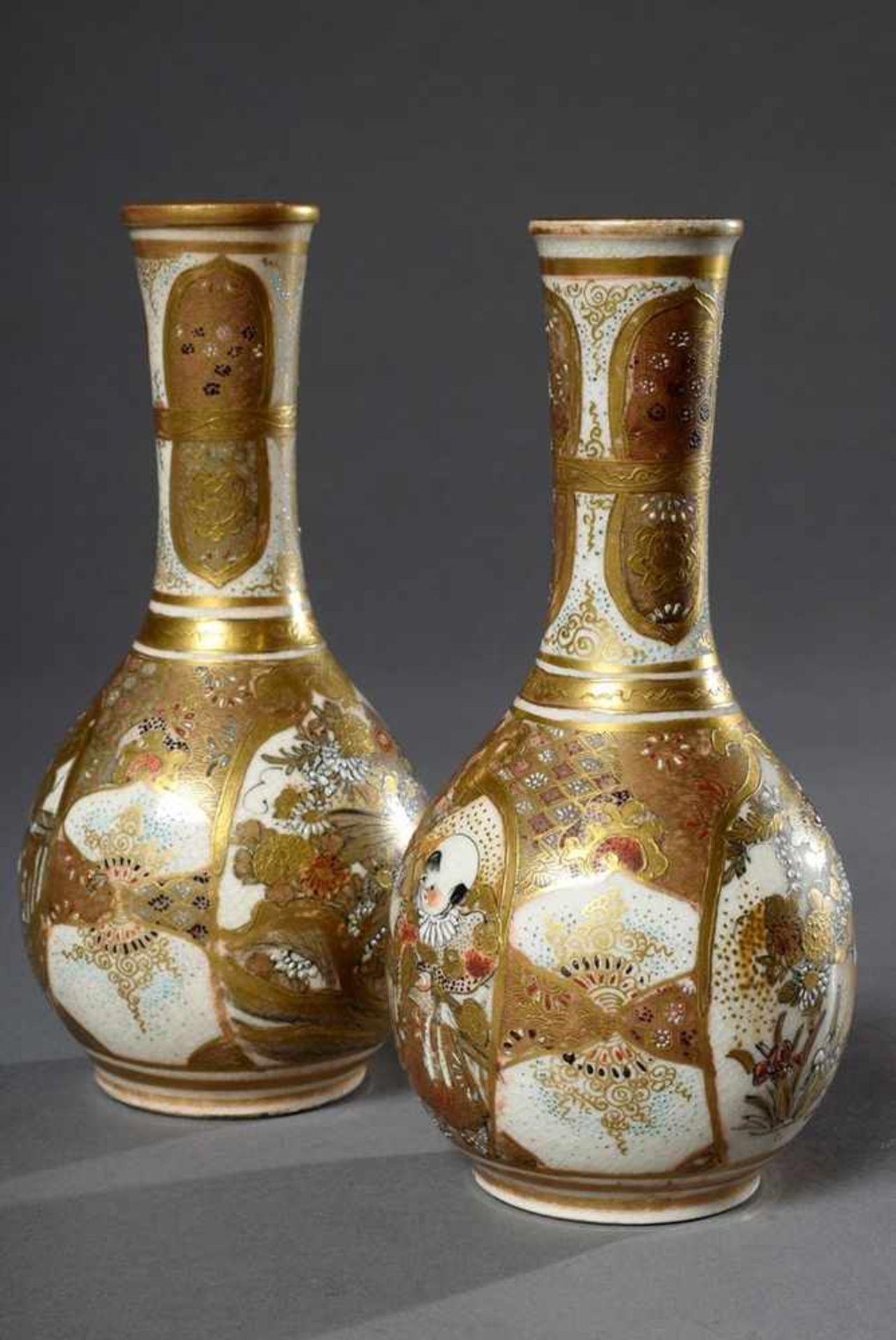 Paar Satsuma Vasen mit schlankem Hals und feiner Bemalung „Kinder und Blumen“, Japan um 1900, H. - Image 2 of 7