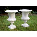 Paar weiß lackierte Eisen Gartenvasen in klassischer Façon, H. 45cm, Ø 33cmpair of white lacquered