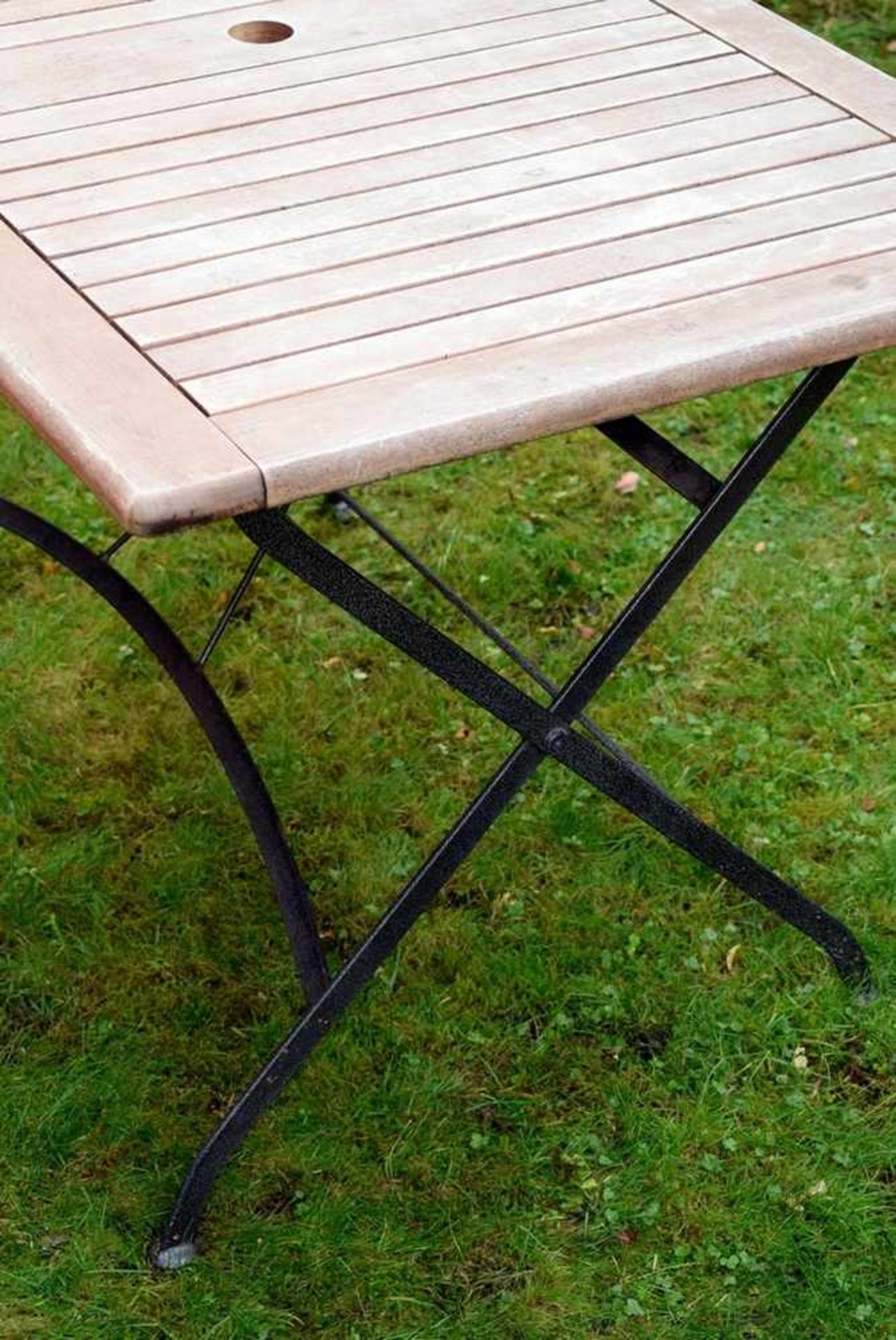 Moderner Gartentisch mit Schirmaussparung, Holz/Metall, 75x122x75cmModern garden table with umbrella - Bild 2 aus 2