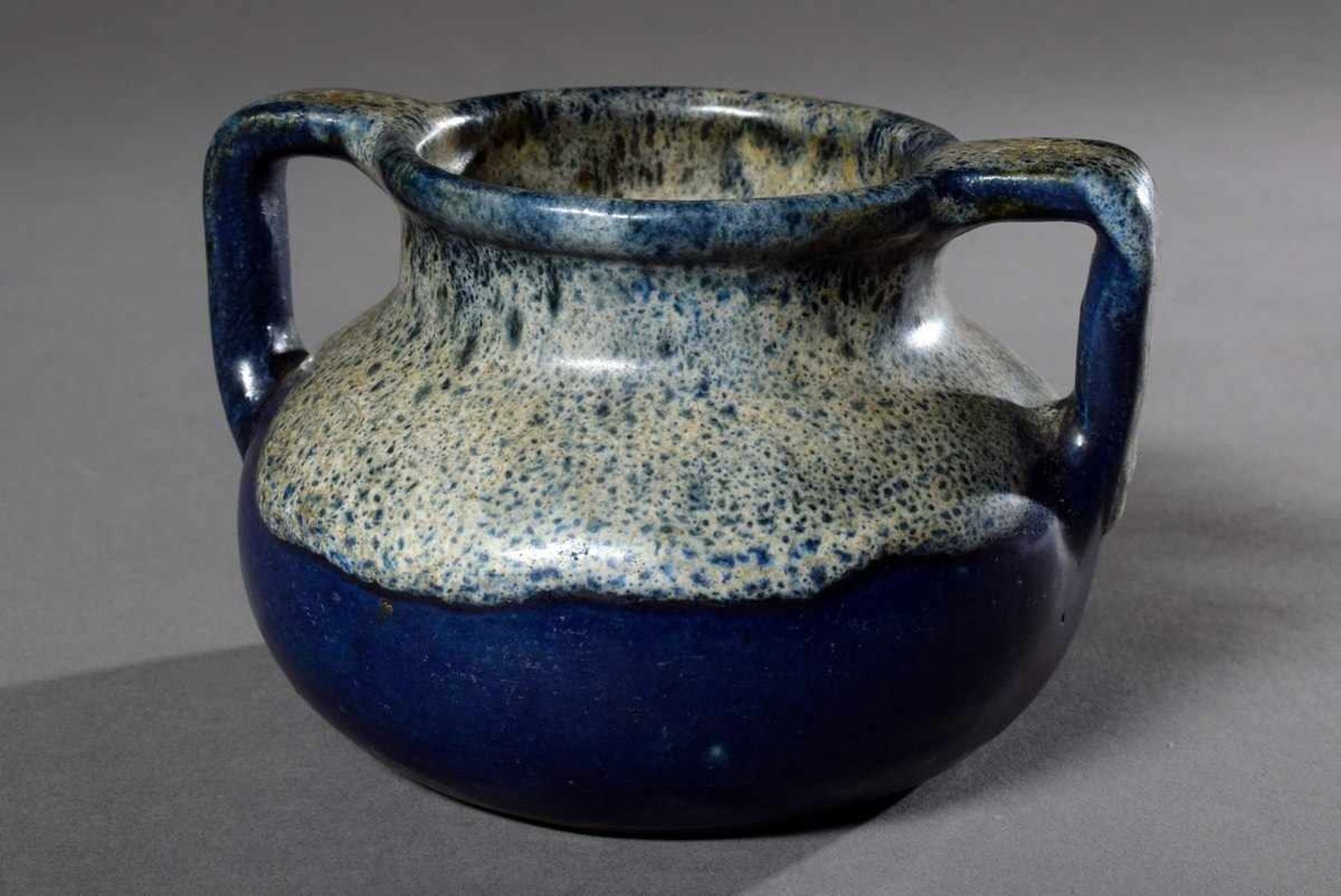 Kleine blaue Doppelhenkelvase mit bauchigem Korpus, Keramik Leinweber & Co./Altona, Modellnr. 139,