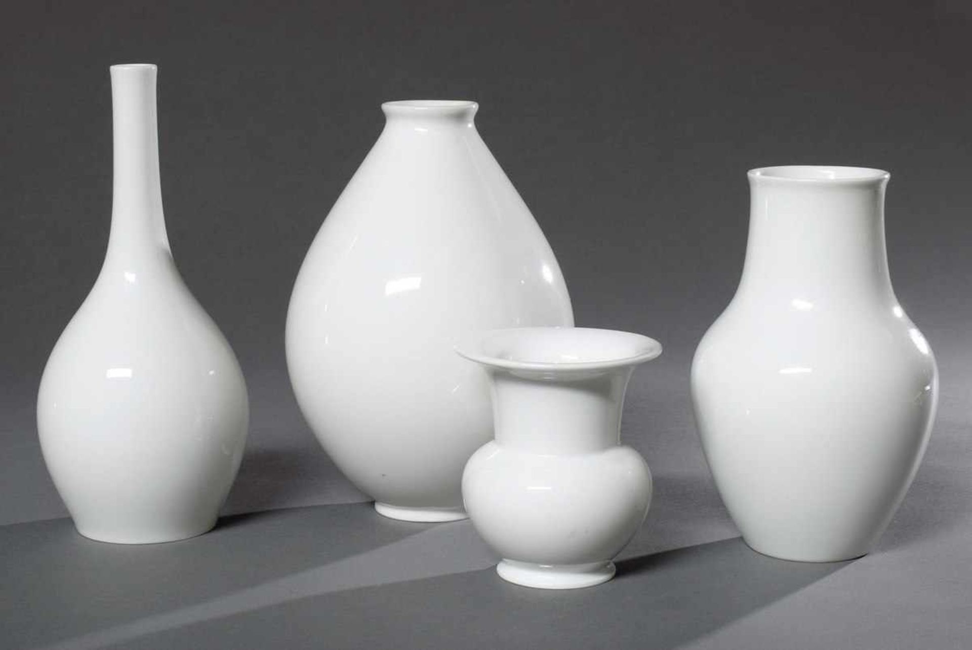 4 Diverse moderne KPM Porzellan Vasen in verschiedenen Formen, weiß, H. 10-21cm4 Various modern