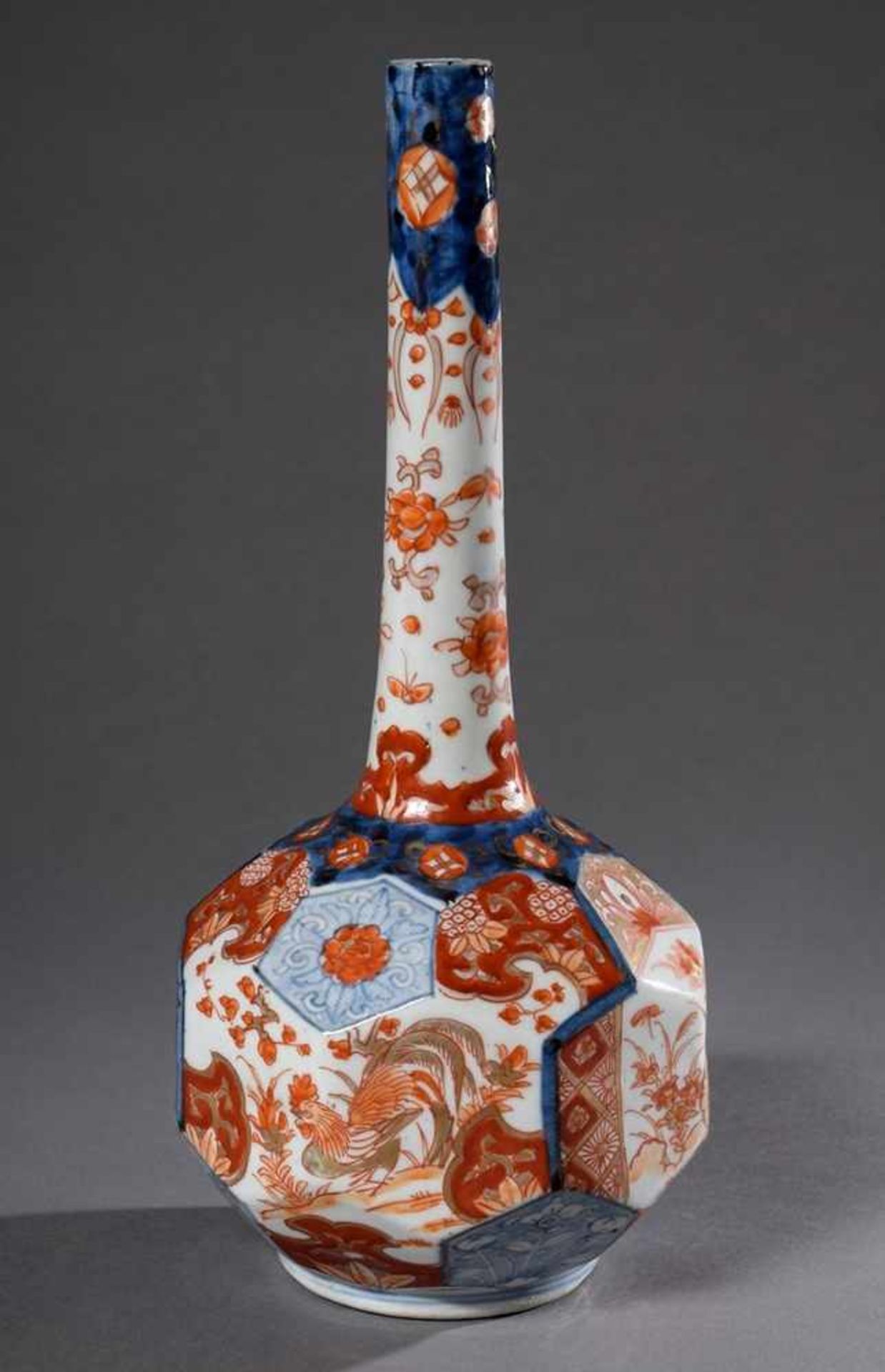 Japanische Vase mit polygonalem Korpus und langem Hals in Imari Bemalung, verso blaue