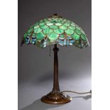 Jugendstil Tischlampe mit Bleiverglastem Schirm in Grün sowie patiniertem Bronzefuß, wohl Handel/