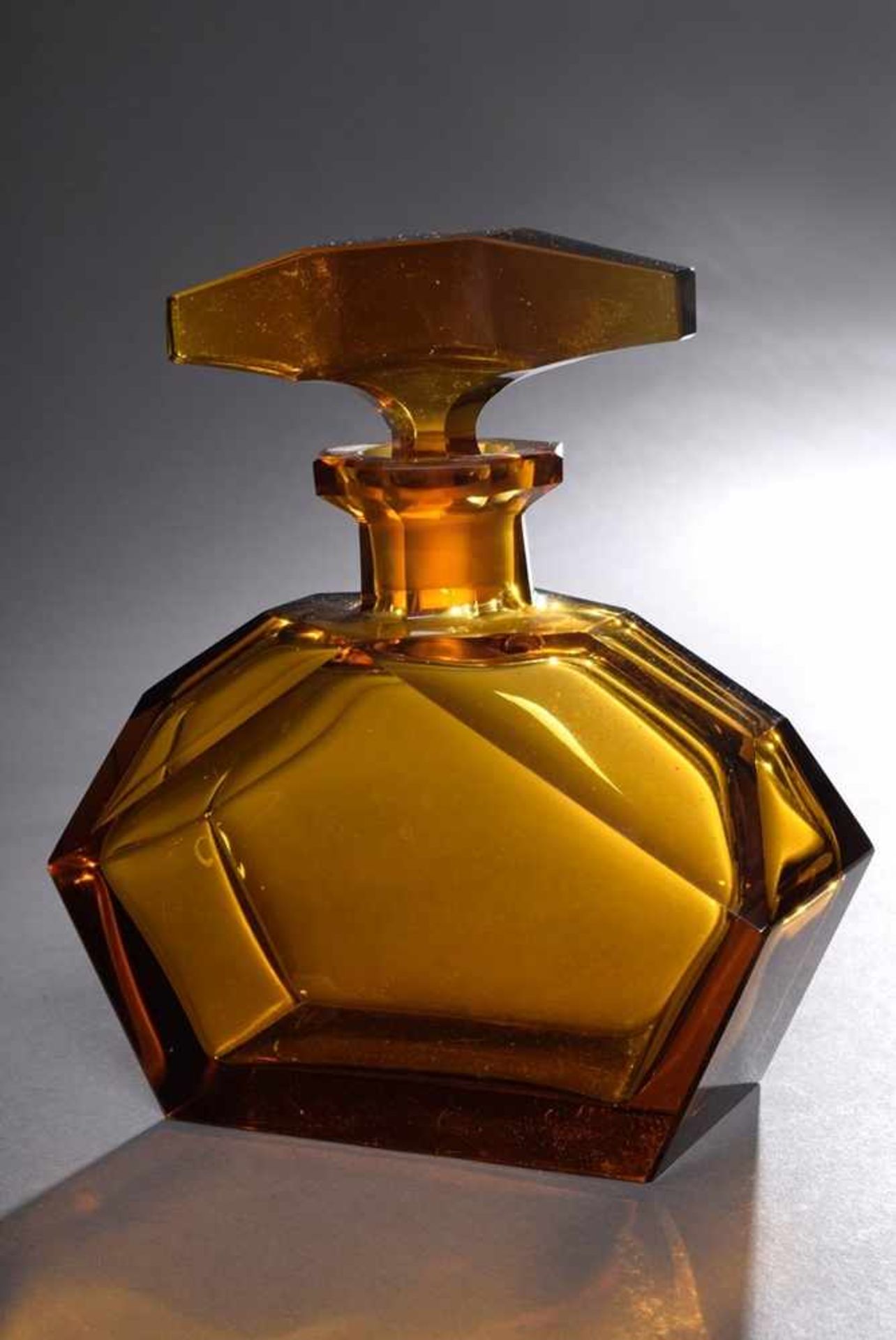 Facettierte Art Deco Karaffe aus bernsteinfarbenem Glas, Böhmen um 1930, H. 19cm, minimal