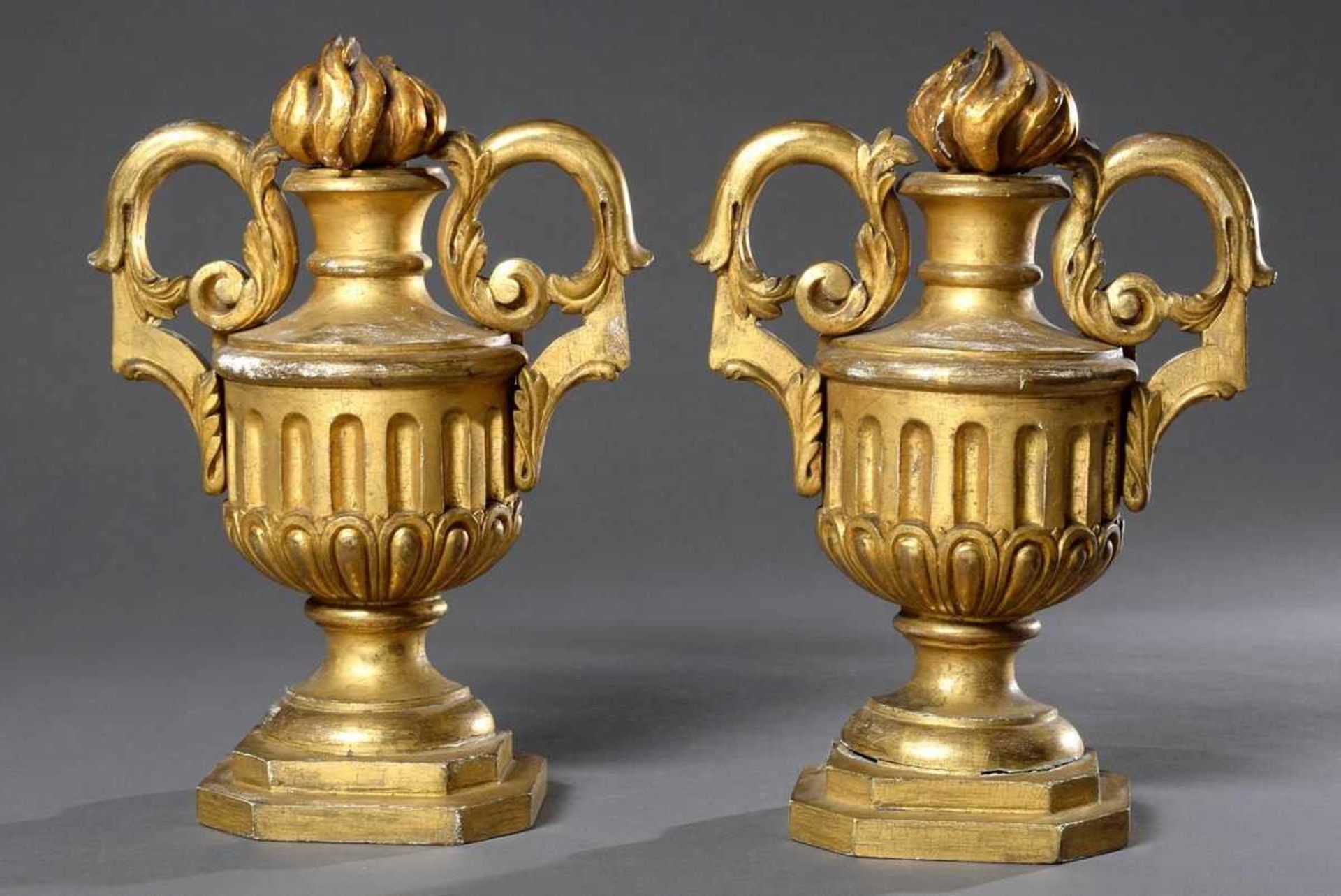 Paar klassizistische "Flammenvasen", Weichholz geschnitzt und vergoldet, um 1800, 35,5x26x12cm,
