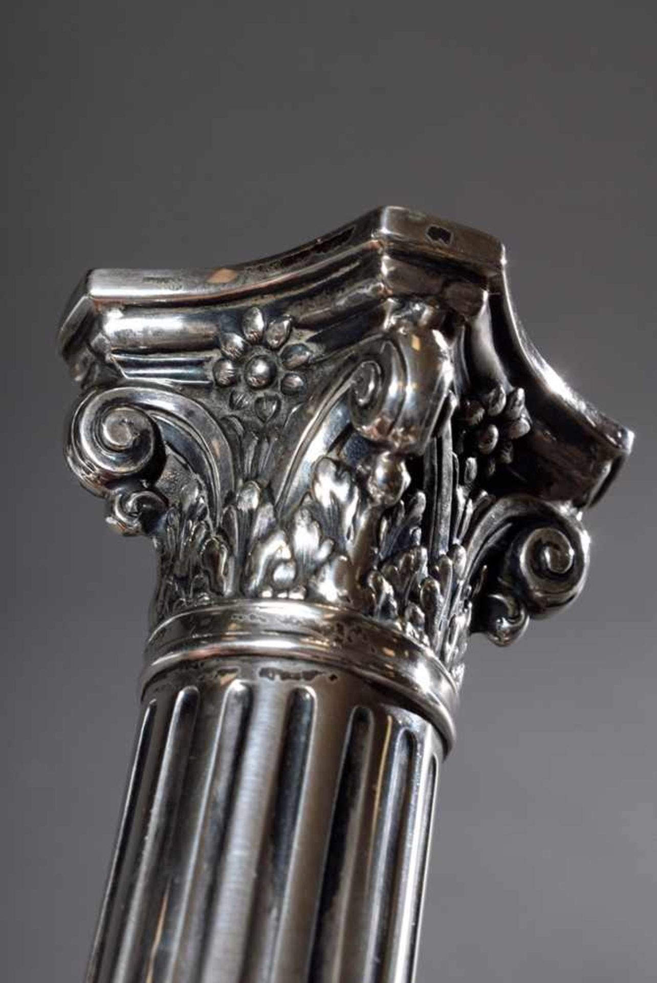 Säulenleuchter mit Kreuzbandmuster und korinthischem Kapitell, Gebrüder Kühn, Silber 800, gefüllt, - Image 2 of 3