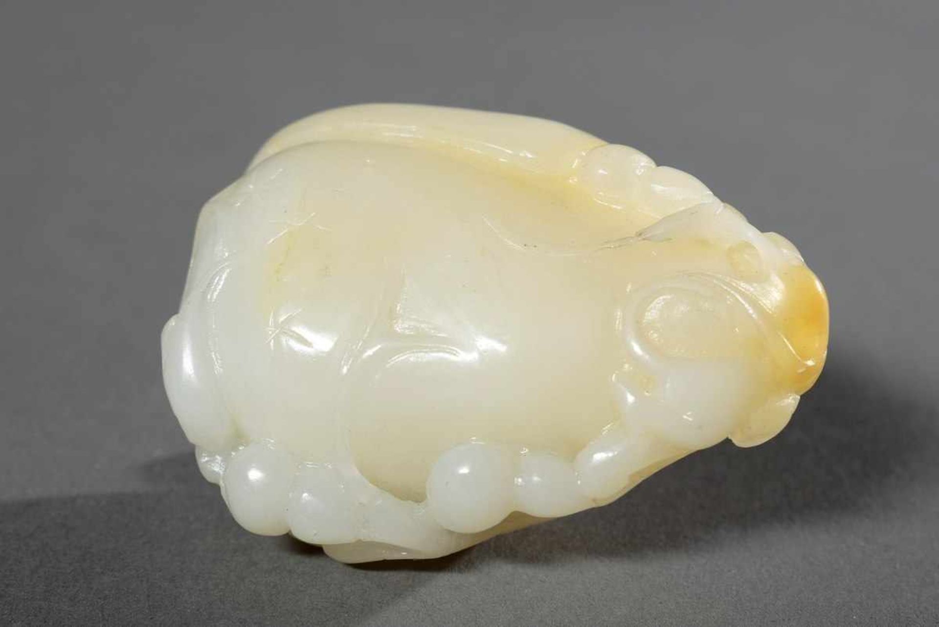 Chinesische Jadeschnitzerei „Frucht“, weiß/gelb, L. 6cmChinese jade "fruit", white/yellow, l. 6cm- - - Bild 3 aus 4