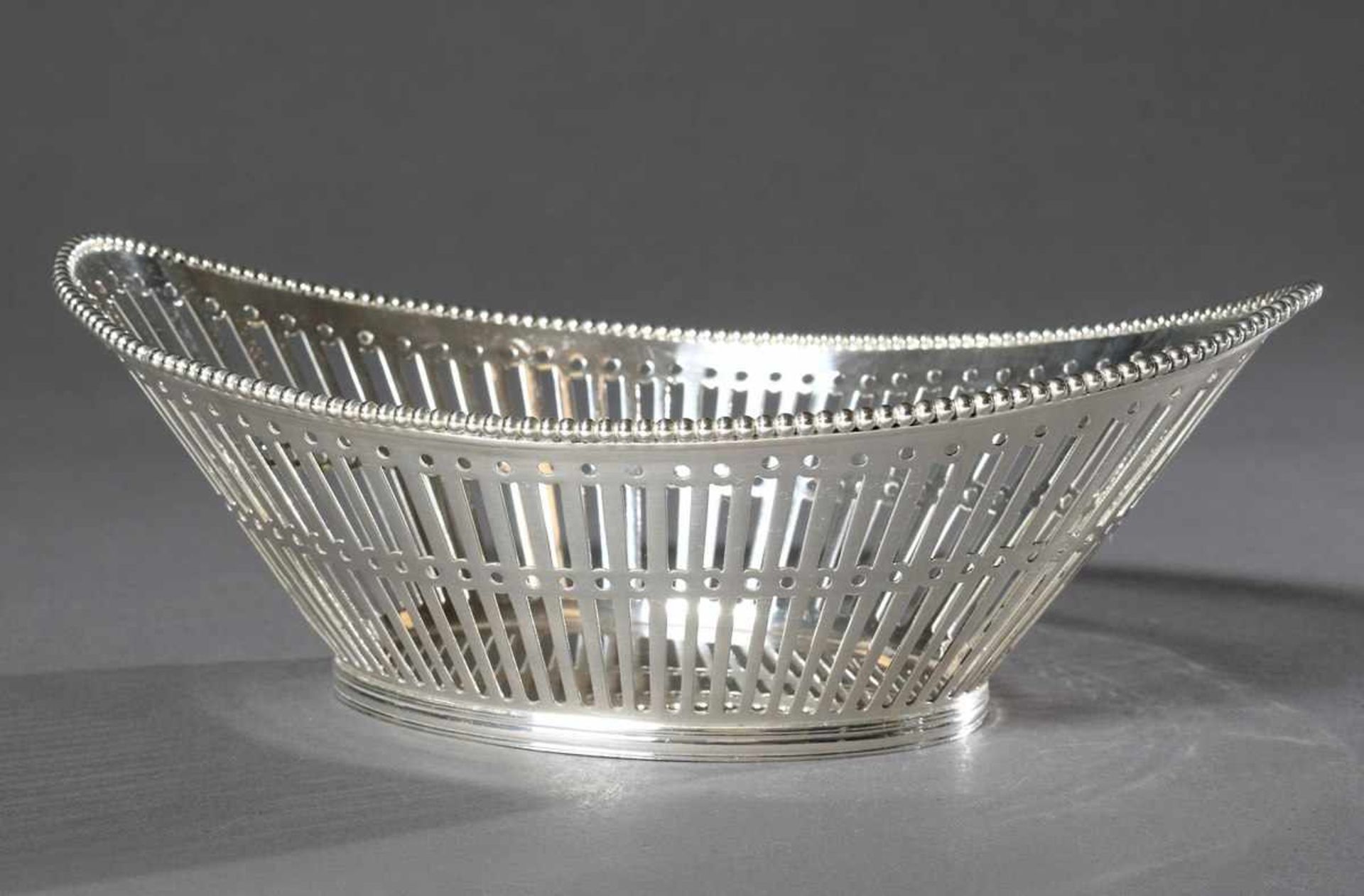 Schiffchenförmiger Brotkorb mit klassisch durchbrochenem Rand und Perlstab, Holland, Silber, 274g,