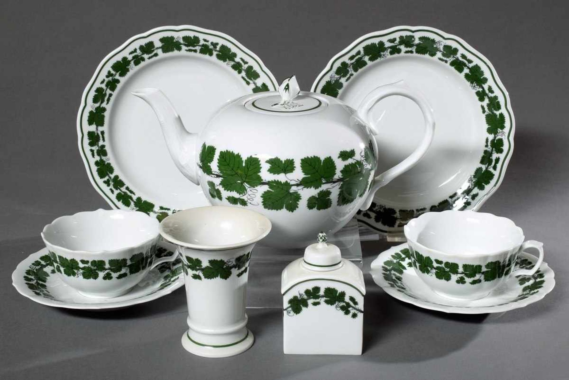 7 Teile Meissen "Weinlaub" Porzellan: 1 Väschen (H. 9,5cm), 1 Teedose (H. 9,5cm), 2 Kuchenteller (