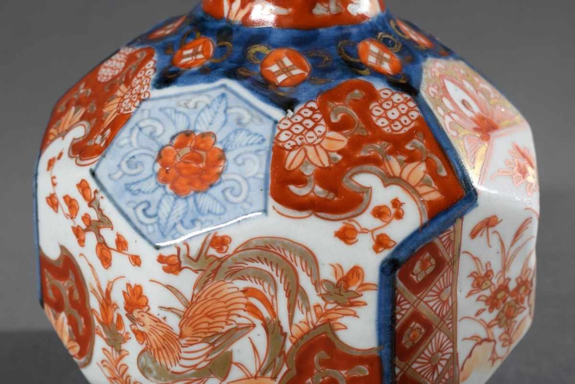 Japanische Vase mit polygonalem Korpus und langem Hals in Imari Bemalung, verso blaue - Image 5 of 5