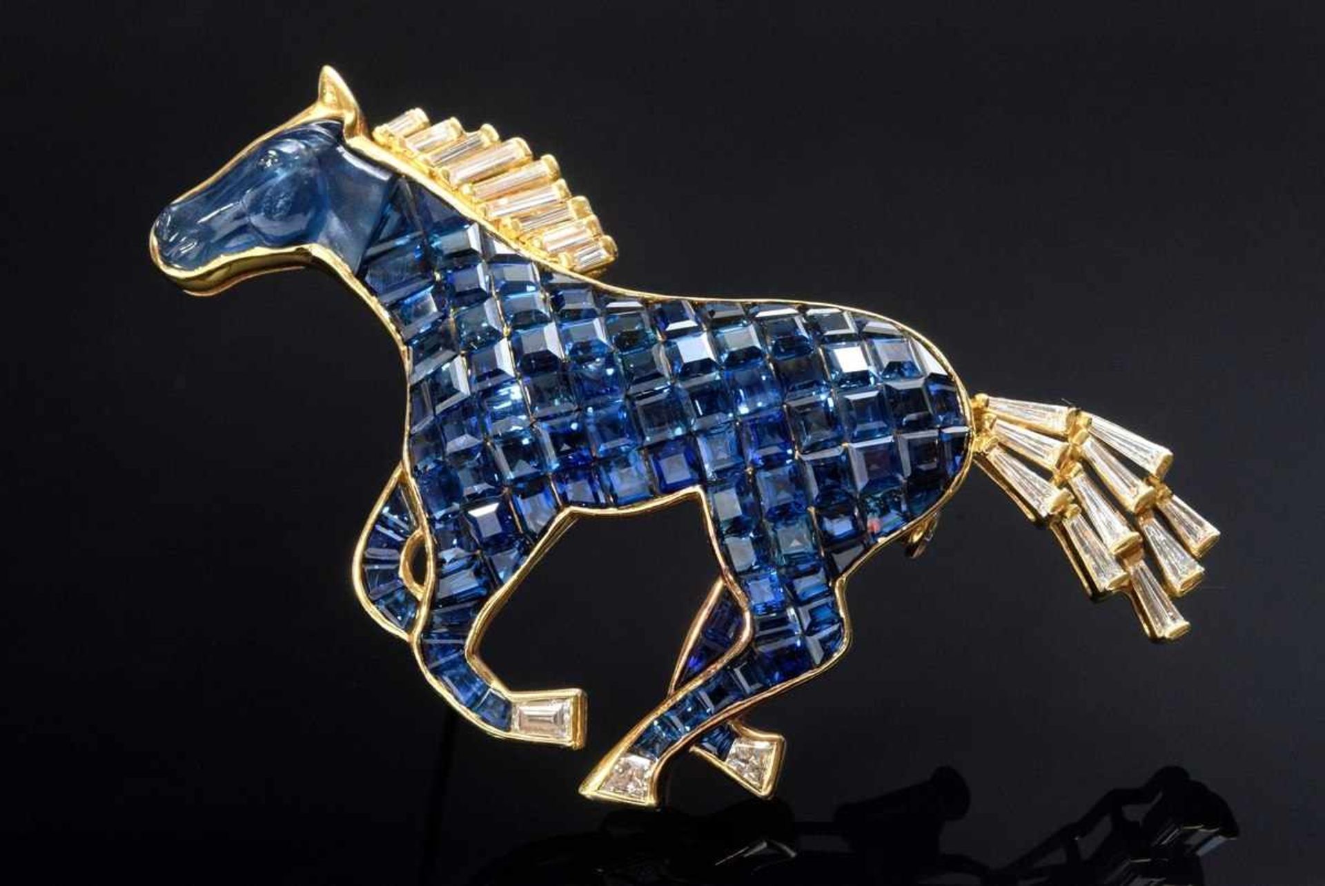 Aussergewöhnliche GG 750 Nadel "Pferd" mit Saphiren (zus. ca. 25.07ct) und Diamanten (zus. ca.0.97/