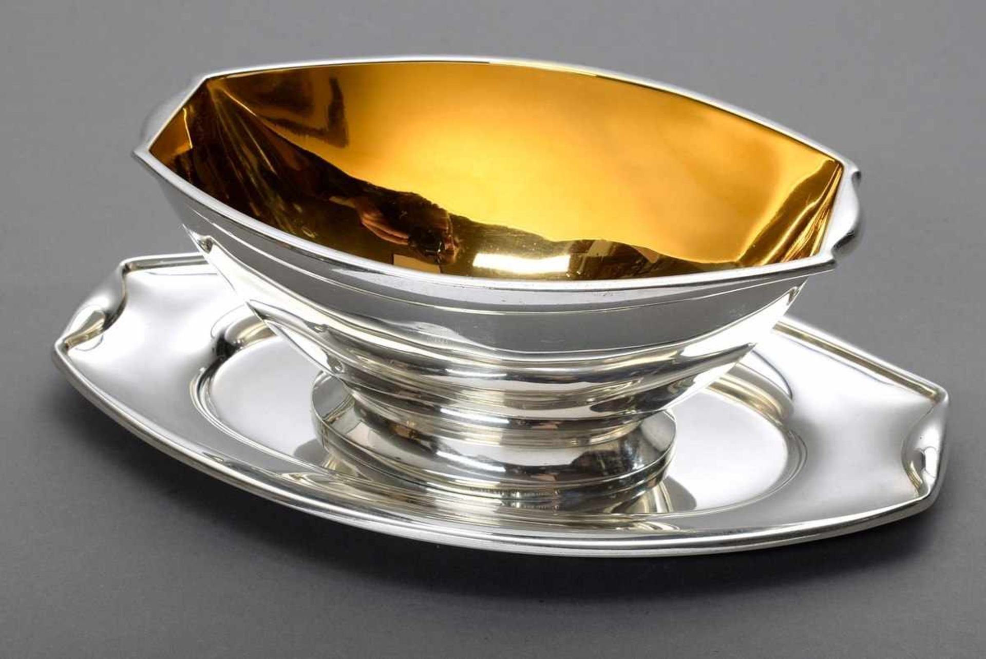 Cartier Sauciere auf festem Untersatz in Art Deco Façon, Silber 950, innen vergoldet, 765g,