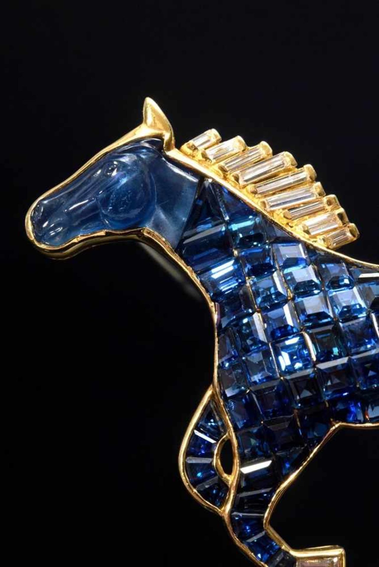 Aussergewöhnliche GG 750 Nadel "Pferd" mit Saphiren (zus. ca. 25.07ct) und Diamanten (zus. ca.0.97/ - Image 2 of 4