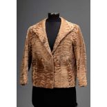 Kurzes caramelfarbenes Breitschwanz Jäckchen mit SchalkragenShort broadtail jacket with shawl