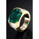 Prachtvoller GG/WG 750 Ring mit großem Smaragd im Treppenschliff (ca. 7.1ct) sowie Diamanten (zus.