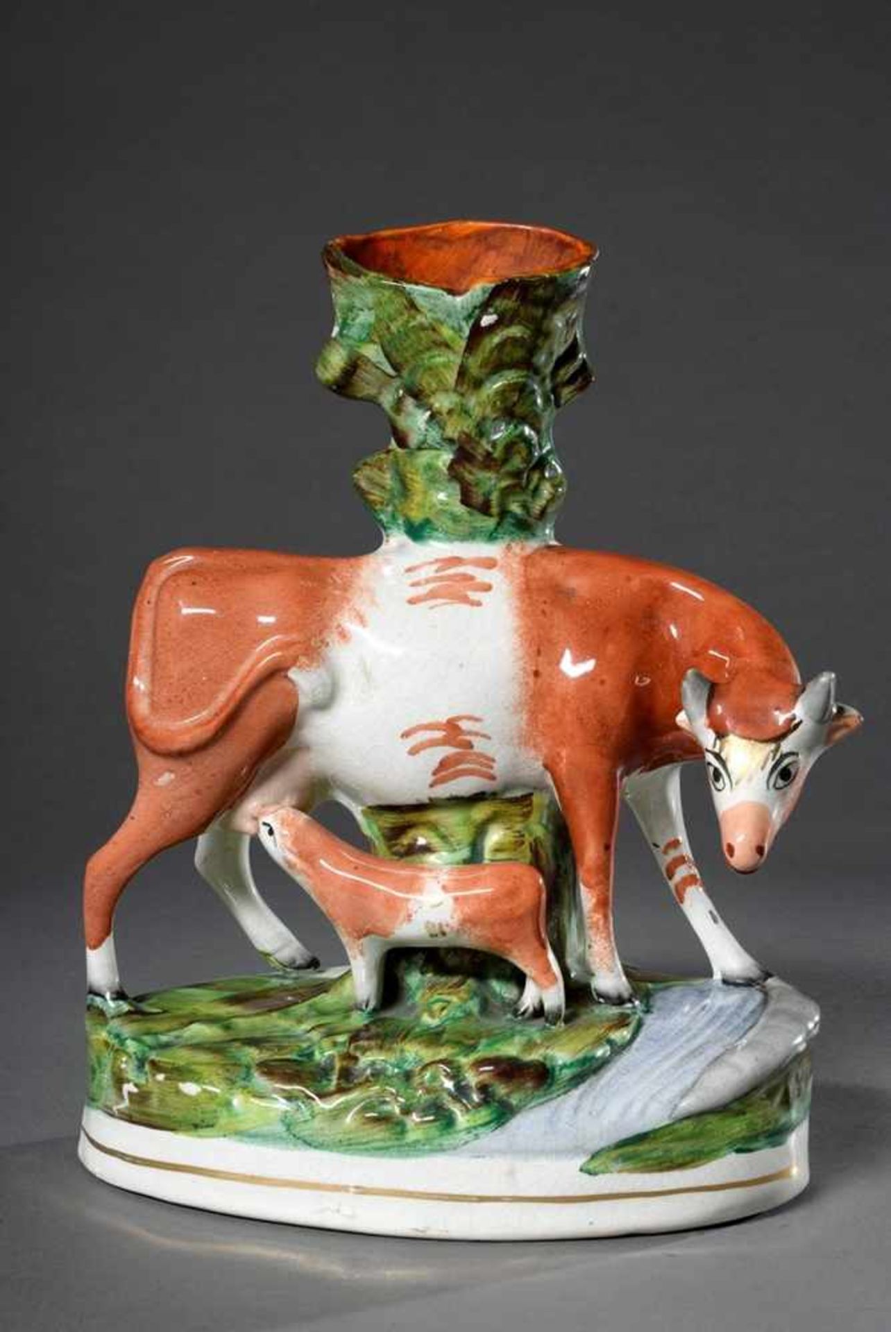 Englische Staffordshire Vase "Kuh mit Kälbchen", farbig bemalt, 19.Jh., H. 27cm, leichte