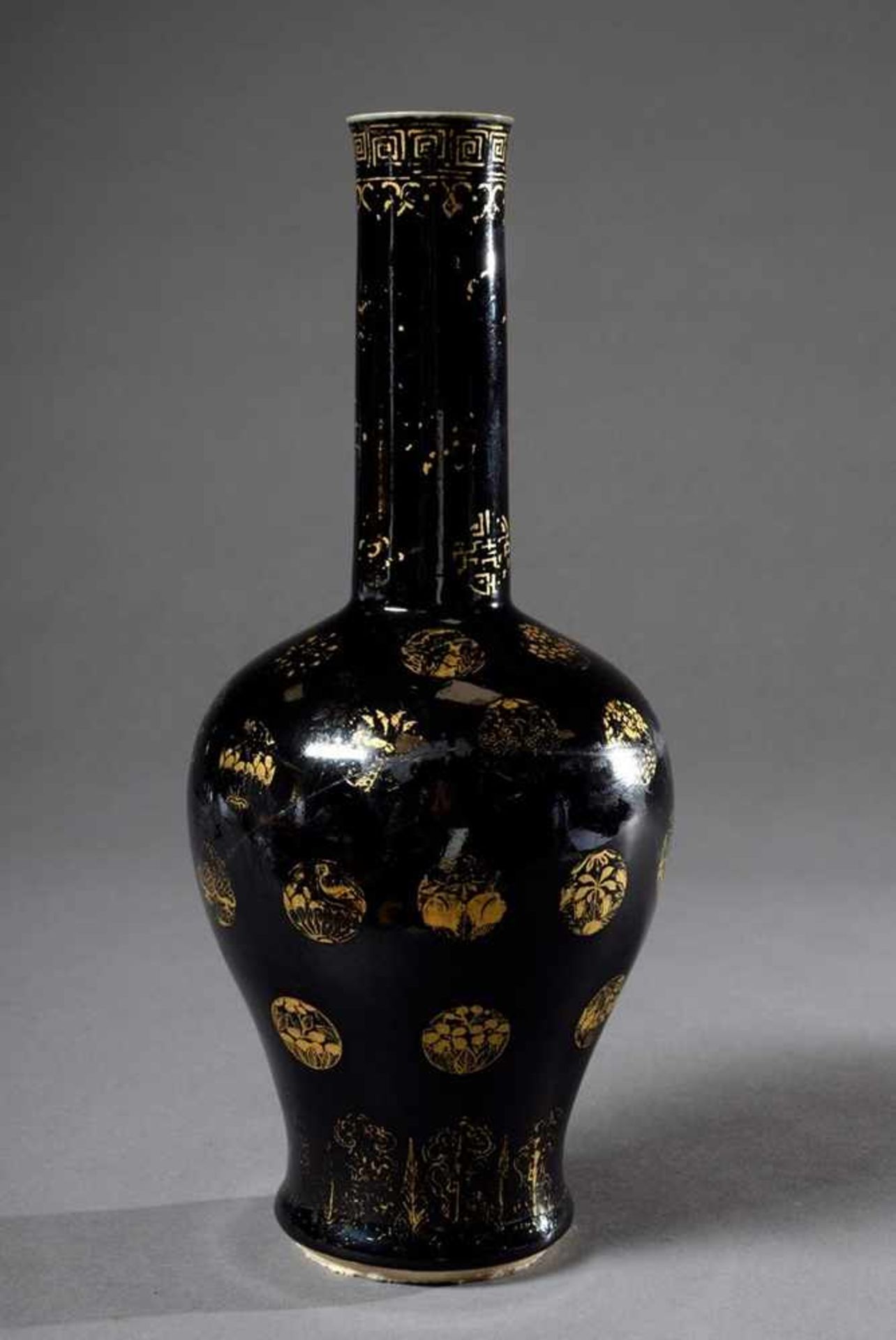 Chinesische Porzellan Mirrorblack Vase mit Goldmalerei "Blütentondi", Kangxi Ringmarke, sign., H.