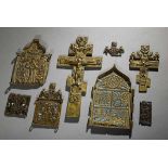 8 Diverse russische Bronze Reiseikonen, Kusstafeln und Kreuze, z.T. emailliert, 18./19.Jh., H. 5-
