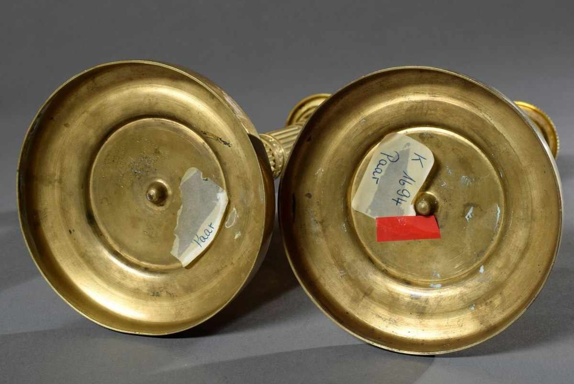 Paar feuervergoldete Bronze Leuchter mit kanneliertem Schaft und Blattdekor, Anfang 19.Jh., H. 28, - Image 4 of 4