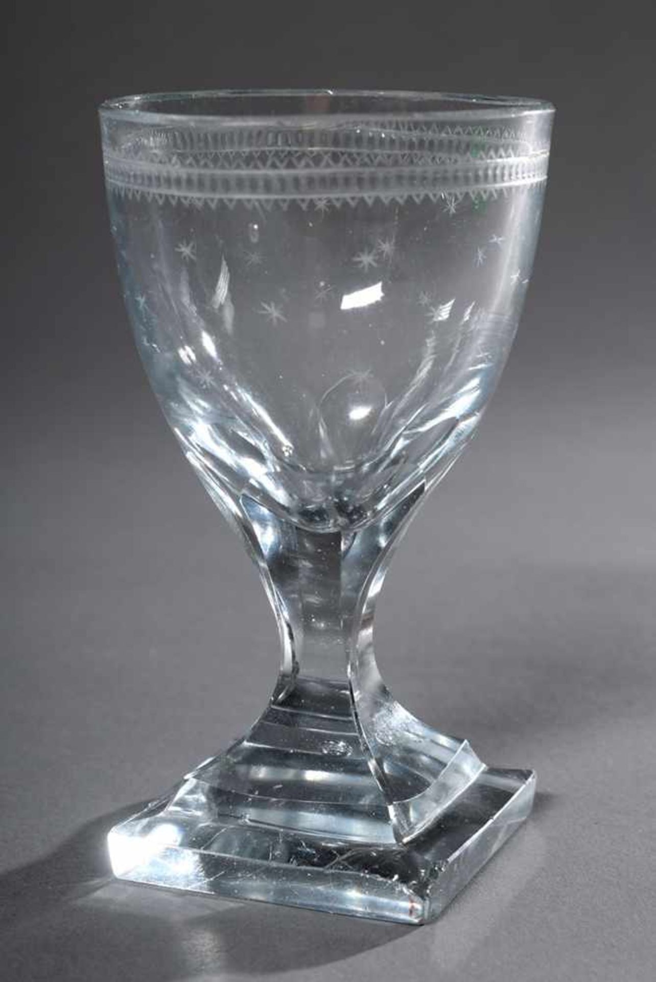 Empire Glas mit eckigem Fuß, Sternschliff und umlaufend geschliffenem Fries, H. 11cm, Rand/Fuß etwas