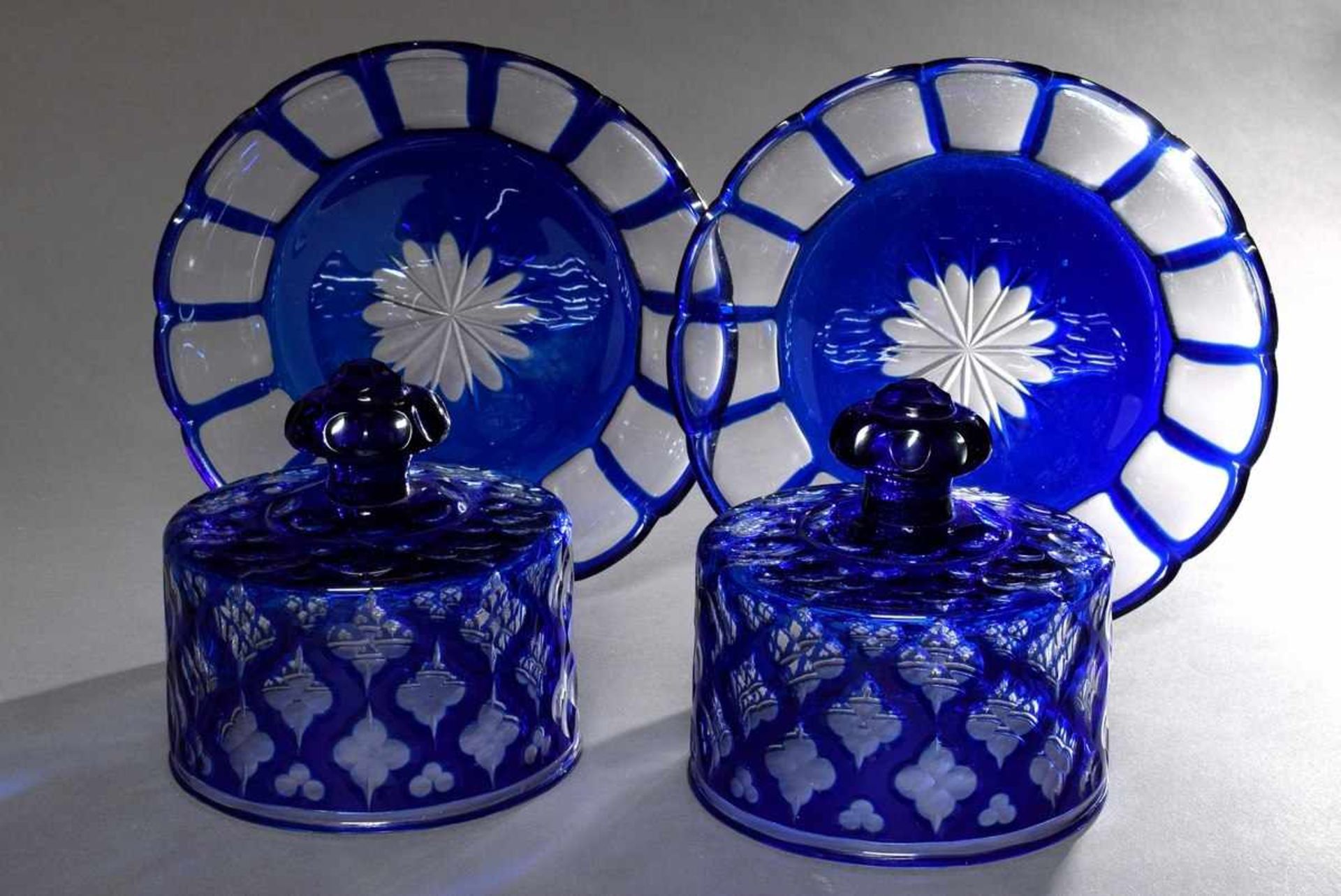 2 Blaue Biedermeier Überfangglas Käseglocken mit ornamentalem Schliff, H. 15cm, Ø 23cm (Teller), - Image 2 of 2