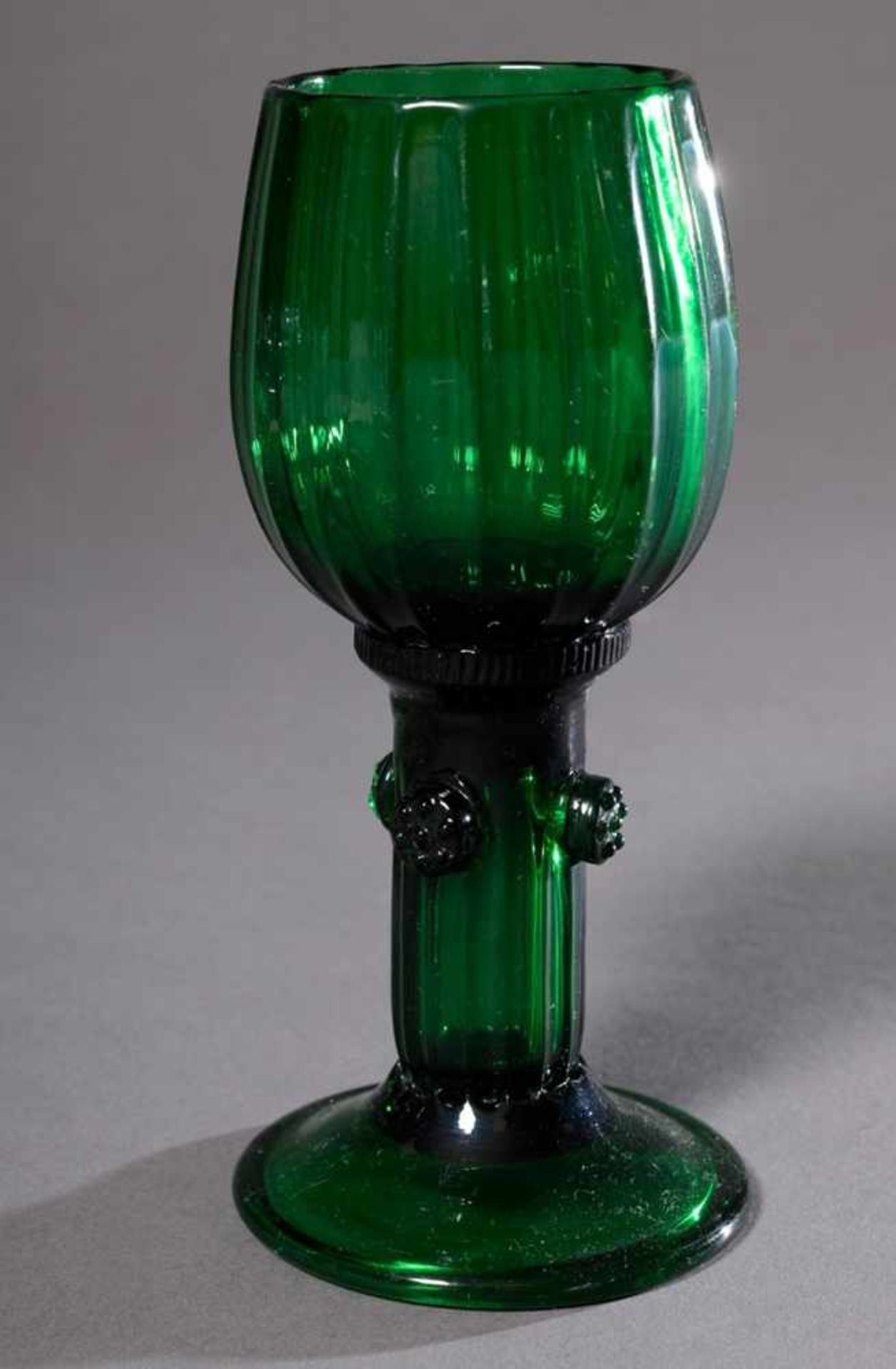 Grünes facettiertes Römerglas mit Säulenfuß, gezogen, 19.Jh., H. 16cmGreen faceted Roman glass