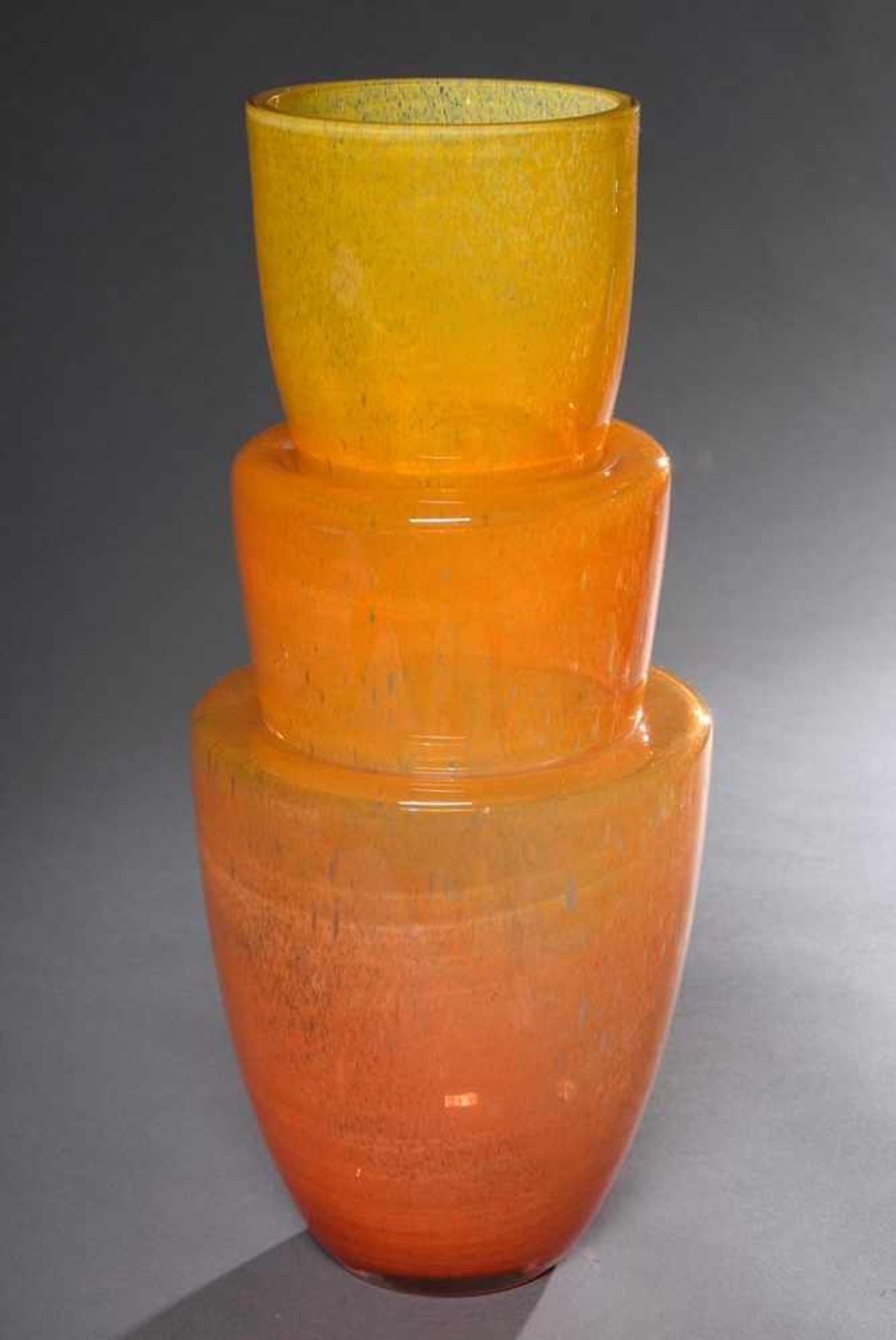 Dreistöckige Glasvase mit orangen Pulvereinschmelzungen, wohl Italien 1970er Jahre, H. 36cm,