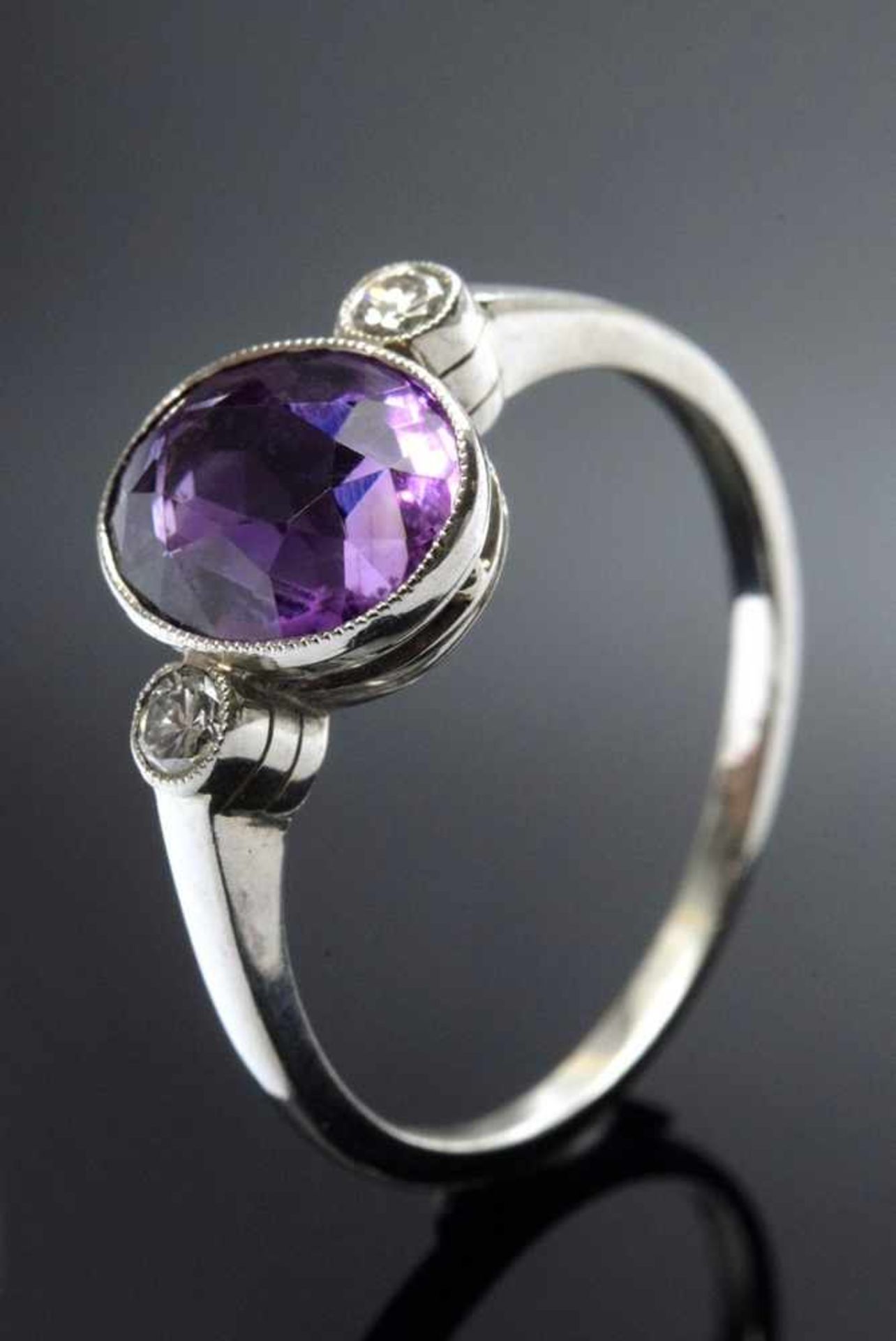 Zarter rhodinierter GG 585 Bandring mit ovalem Amethyst und zwei kleinen Brillanten (zus. ca. 0.