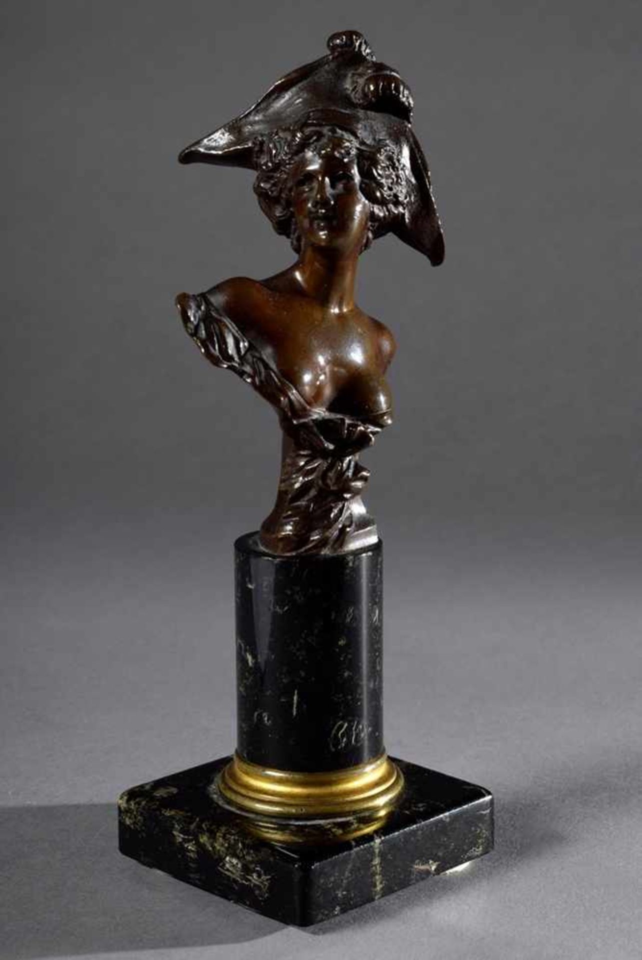 Kowalczewski, Paul Ludwig (1869-1910) "Marianne", patinierte Bronze auf Steinsockel, H.