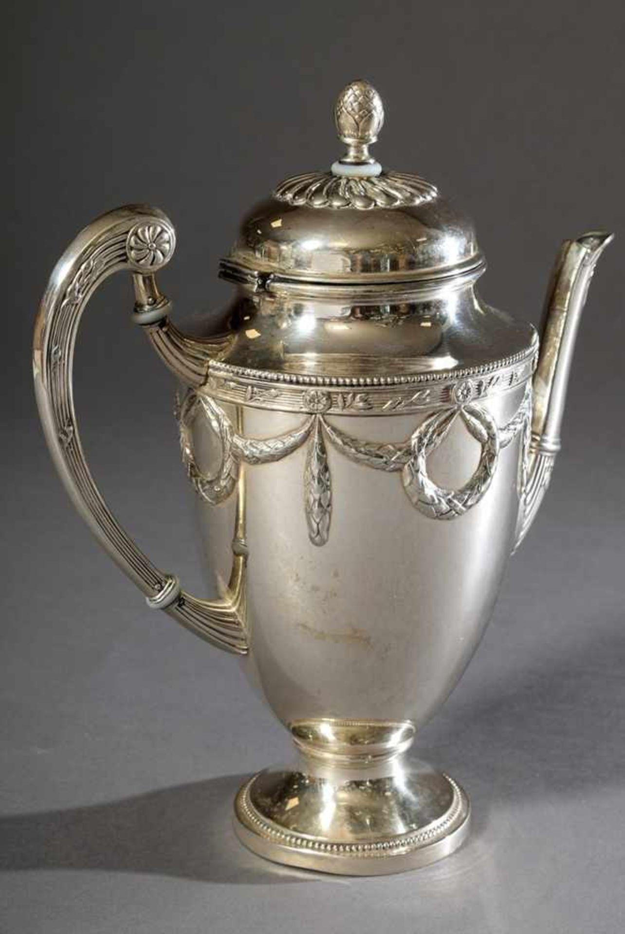 Wilhelminische Kaffeekanne mit reichem Reliefdekor "Festonen", Silber 800, 617g, H. 24cmWilhelminian - Bild 2 aus 3