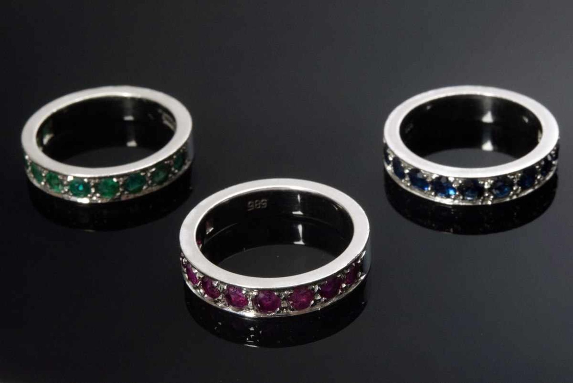 Set von 3 Ringen: WG 750 Ring mit Smaragden (zus. ca. 0.70ct), WG 585 Ring mit Rubinen (zus. ca. 0. - Bild 2 aus 3