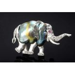 Plastische, seidenmattierte WG 750 Nadel "Elefant" mit Achtkantdiamanten (zus. ca. 0.30ct/VSI-SI/