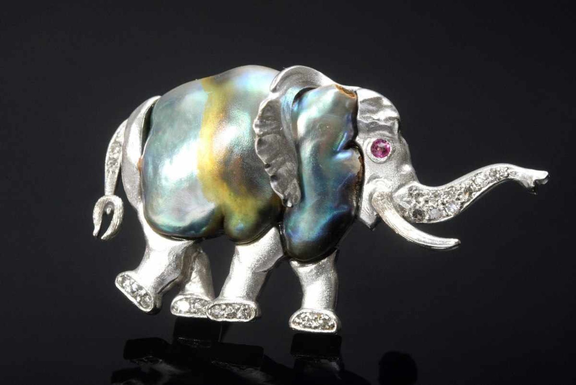 Plastische, seidenmattierte WG 750 Nadel "Elefant" mit Achtkantdiamanten (zus. ca. 0.30ct/VSI-SI/