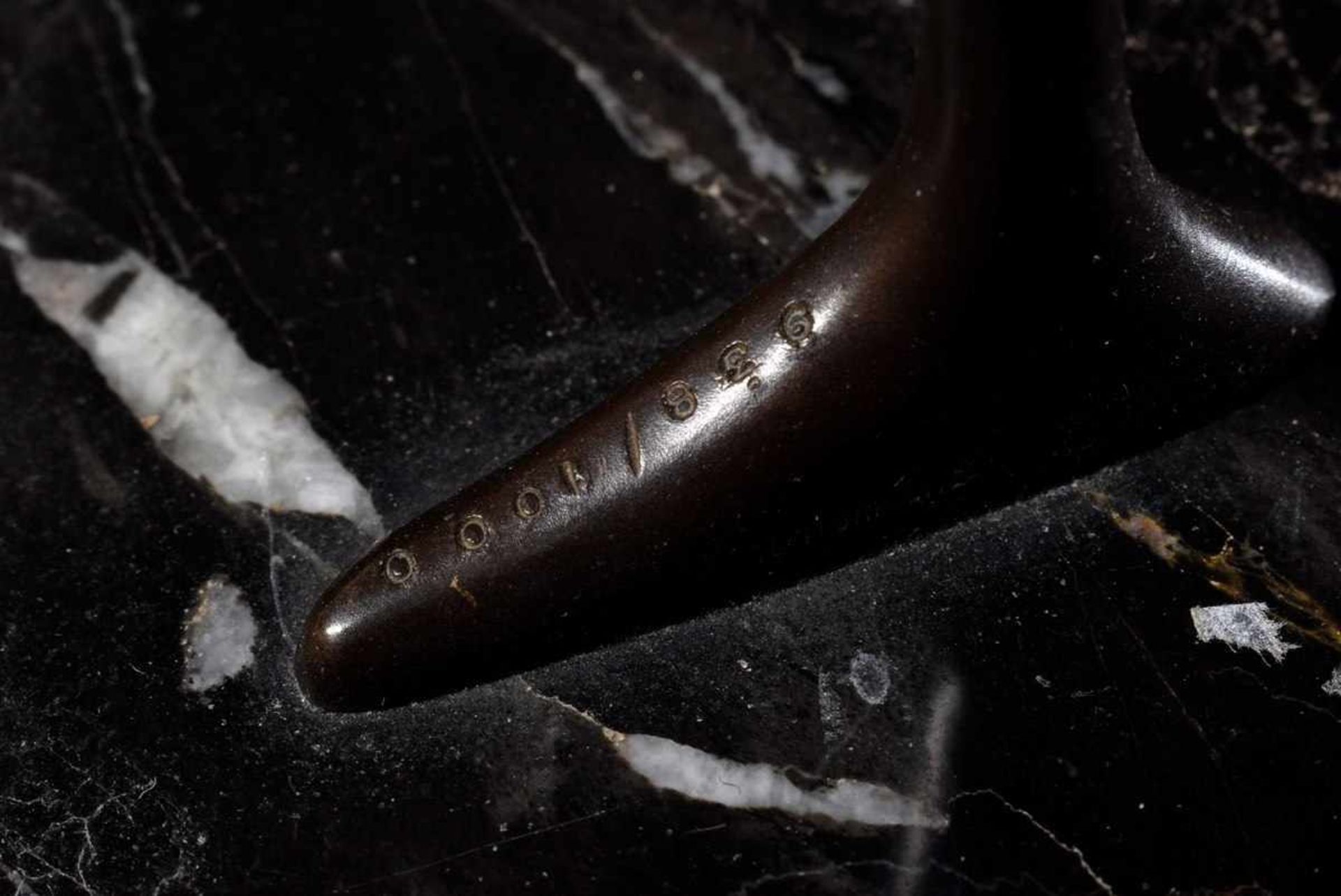 Wunderlich, Paul (1927-2010) "Nike", Bronze auf Marmorsockel, nummeriert 938/1000, Gießerstempel: - Bild 5 aus 5