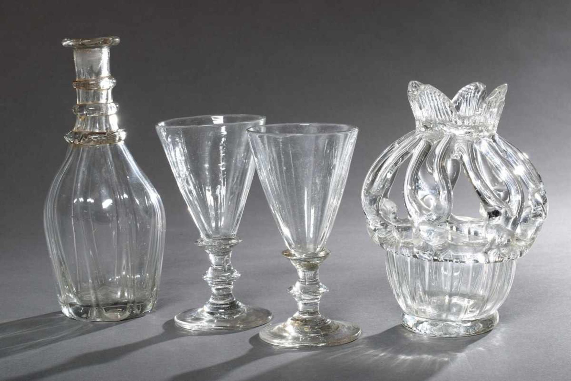 4 Diverse Teile antikes in die Form geblasenes und gezogenes Glas: Karaffe (Stopfen fehlt), 2 Gläser